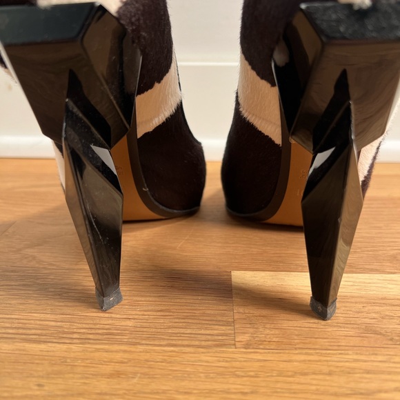 Fendi Black and White Zebra Print Pony Hair Diamond Heel Pumps - Picture 10 of 16